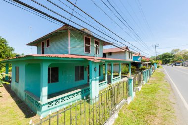 Panama, Armuelles kasabası, 27 Nisan, kasabanın girişindeki tipik iki katlı evler. Çekim 27 Nisan 2021