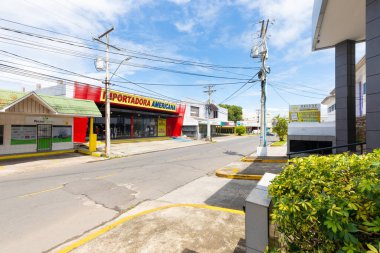 Panama David 1 Mayıs, Romero caddesindeki Amerikan giyim mağazasının renkli binası. Çekim 1 Mayıs 2021