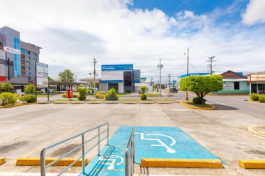 Panama David 1 Mayıs, Interstate Meydanı 'nda engelliler için park ve yaya geçidi. Çekim 1 Mayıs 2021