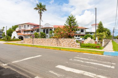 Panama David 2 Mayıs, Ulusal Otel 'in koloni mimarisi, bahçeli panoramik manzara. Çekim 2 Mayıs 2021