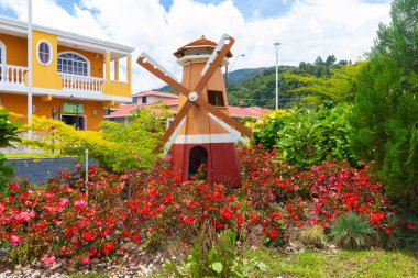 Panama Boquete Kasabası, 8 Temmuz, Domingo Medica Parkı 'nı dekore eden mini yel değirmeni. Çekim 8 Temmuz 2021