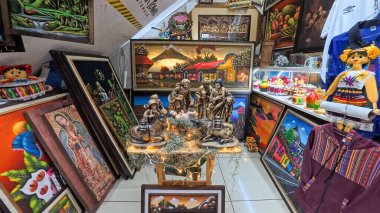 Guatemala Şehri, Guatemala - 23 Kasım 2025 - El yapımı heykelciklerle doğum sahnesi