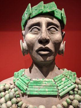 Guatemala City, Guatemala - 23 Kasım 2025 - kolye ve dikdörtgen saç bandı