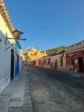 Antigua Guatemala, Guatemala, - 26 Kasım 2025 Gündoğumunda tarihi merkezin tarihi caddesi