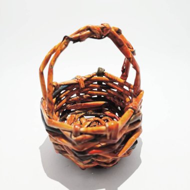 Eski bir gazeteden yapılmış bir sepet.