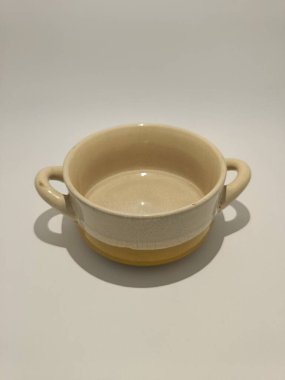 Beyaz arka planda izole edilmiş bir çorba kasesi.