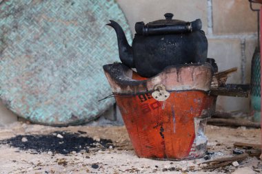 Geleneksel Tayland ev yapımı yatak odası. Dağ manzaralı, ahşap bir evde, yatağın üzerinde mavi sivrisinek ağı..