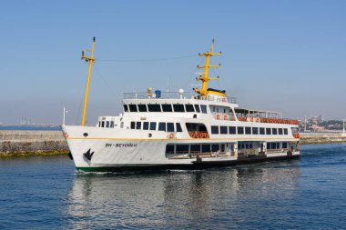 İSTANBUL-TURKEY, 8 Temmuz 2025: İstanbul rıhtımına giden feribot. İstanbul 'da her gün yaklaşık 150 bin yolcu, iki farklı kıtaya kolayca ulaşabilmek için feribot kullanıyor..