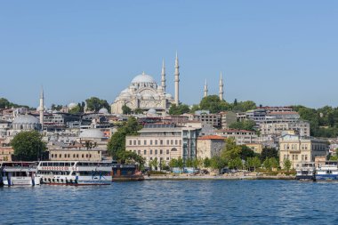 İSTANBUL, TURKEY 5 Temmuz 2025: İstanbul, Türkiye 'nin Üçüncü Tepesi' ndeki Osmanlı İmparatorluk Camii. Cami imparatorluk mimarı Mimar Sinan tarafından tasarlandı..