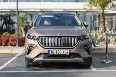 İSTANBUL, TURKEY - 25 HAZİRAN 2025 TOGG T10X otomobil durağı TOGG Center. Türkiye Otomobil Girişim Grubu, kısaca Togg, Türkiye merkezli otomobil üreticisi firma..