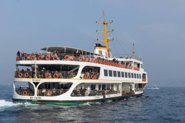 İSTANBUL-TURKEY, 2 Şubat 2025: İstanbul rıhtımına giden feribot. İstanbul 'da her gün yaklaşık 150 bin yolcu, iki farklı kıtaya kolayca ulaşabilmek için feribot kullanıyor..