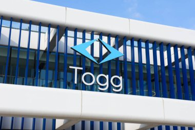 İSTANBUL, TURKEY - 25 HAZİRAN 2025 TOGG T10X otomobil durağı TOGG Center. Türkiye Otomobil Girişim Grubu, kısaca Togg, Türkiye merkezli otomobil üreticisi firma..