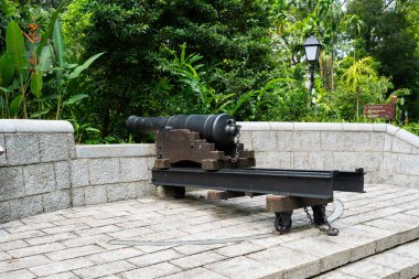 Canning Park, Singapur 'daki Fort Canning Park' ta canlı yeşillik, miras, tarih ve doğa kültürü ile çevrili taştan bir platformda sergilenen eski 9 kiloluk topçu topu.