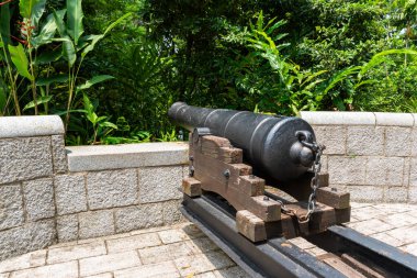 Canning Park, Singapur 'daki Fort Canning Park' ta canlı yeşillik, miras, tarih ve doğa kültürü ile çevrili taştan bir platformda sergilenen eski 9 kiloluk topçu topu.