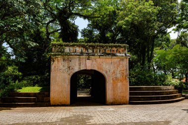Fort Canning Park, Singapur 'daki eski bir kale kapısı. Yeşillik tarafından çerçevelenmiş. Tarihi mimari sergileniyor..