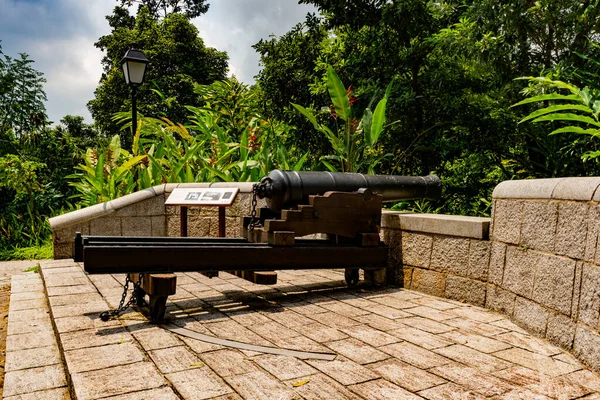 Canning Park, Singapur 'daki Fort Canning Park' ta canlı yeşillik, miras, tarih ve doğa kültürü ile çevrili taştan bir platformda sergilenen eski 9 kiloluk topçu topu.