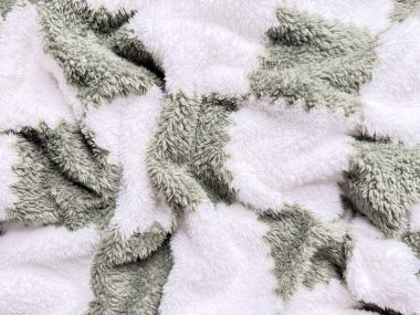 yumuşak bilge yeşil ve beyaz tüylü damalı yün dokusu buruşuk kıvrımlarla kapanıyor, duvar kağıdı veya huzurlu ticari arka plan için samimi bir sükunet uyandırıyor