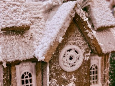 Kaprisli karlı, zencefilli kek evi tatil markalaşması ve basılı medya için yakın plan