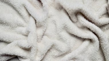 Yumuşak dalgalar ve kıvrımlı yumuşak bez kumaş dokusu dinginliği çağrıştırıyor, spa duvar kâğıdı veya rahat afiş arkaplanı için ideal