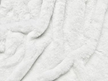 yumuşak beyaz sahte kürk dokusu, soluk mavi tuval üzerinde zarif bir şekilde dalgalanır huzurlu duvar kağıdı veya ince afiş alanı için rahat kış lüksü uyandırır.