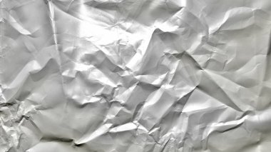 parlak buruşuk alüminyum folyo dokusu metalik kırışıklıklar ve soyut duvar kağıdı ve tasarım arka planı yansımaları ile kapanıyor