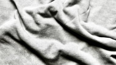 Usulca buruşmuş açık gri kumaşın makro dokusunu yakından çek. Kırışıklıkları nazik kıvrımlar ve ince gölgeler soyut minimalist.