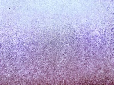 Çekici arka planlar için sakin alacakaranlık atmosferinde ruhani don uyandıran tanecikli soyut mor eğimli doku.