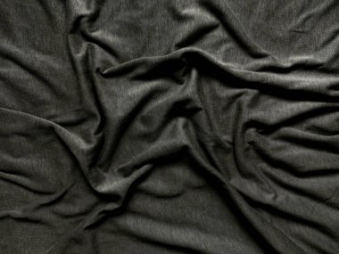 Buruşmuş kömür kumaş perdeleri çarpıcı bir şekilde kıvrımlı kıvrımlara dönüşür. Derin gölgeler ve dokuma dokusunun zenginliğini ortaya çıkarır.