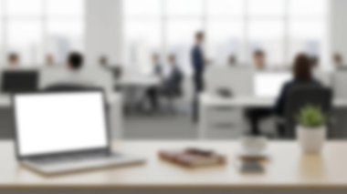 Masasında dizüstü bilgisayarı, defteri, kalemi, kahve bardağı ve akıllı telefonu olan modern bir ofis çalışma alanı..