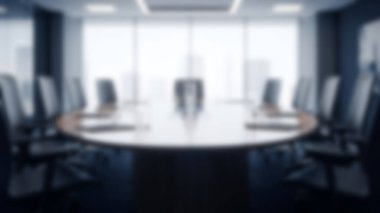 Boş, modern bir toplantı odası oval bir masa ve yönetici sandalyeleri, büyük pencerelerden gelen doğal ışıkla yıkanmış..