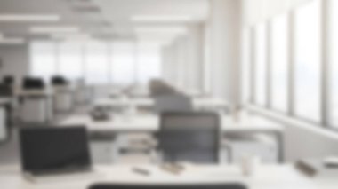 Geniş pencerelerden akan doğal ışıkla yıkanmış boş masalarla dolu parlak, modern bir ofis..