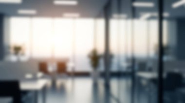 Gün doğumunda yumuşak ışıklandırılmış modern ofis içi, doğal ışık ve bulanık atmosferik bokeh etkisi içeren büyük pencereler..