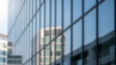 Yansıtıcı cam pencereli, kentsel mimari ve tasarım sergilenen modern bir ofis cephesi.