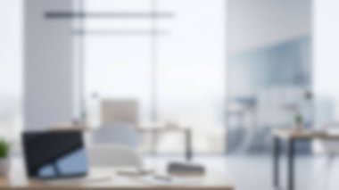 İçinde dizüstü bilgisayar, defter ve kalem bulunan ahşap bir masası olan modern ve parlak bir ofis..