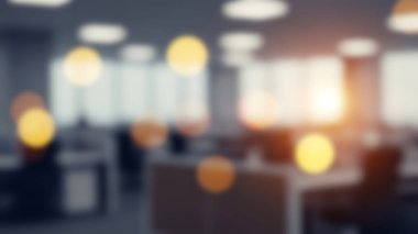 Sıcak bokeh ışıkları, gün doğumunda bulanık bir modern ofis içini aydınlatır..