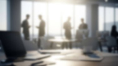 Modern, güneşli bir ofiste siluetli profesyoneller ortak bir toplantıya katılırlar..