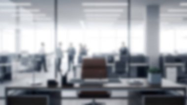 Ön planda bir masa ve cam duvarların ardında tartışan iş adamları olan modern ofis içi görüşü bulanık, işbirliği ve kurumsal faaliyet duygusu iletiliyor.
