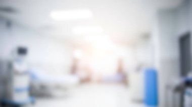 Hafif odaklı, ışık saçan hastane koridoru tıbbi ekipman ve yataklarla dolu..