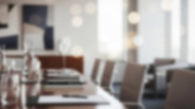 Uzun masa ve rahat sandalyeleri olan modern ve parlak bir yönetim kurulu. Şirket toplantıları, iş görüşmeleri ve stratejik planlama için ideal..