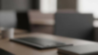 Ahşap bir masanın üzerinde tablet ve kahve fincanı olan modern bir ofis..