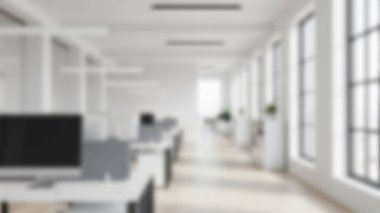 Boş, parlak ve modern ofis içi bilgisayarlı sıra sıra masalar.