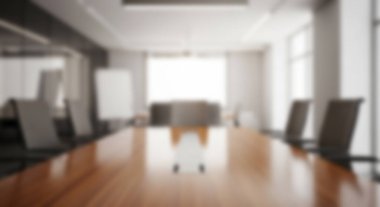 Boş modern konferans odası, masa, sandalye ve parlak ışık..