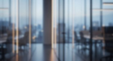 Şehir Manzarası, Ilık Işıklandırma, Cam Duvarlar ve Boş Masalarla Modern Ofis İçi.