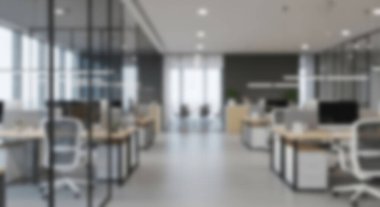 Masaları ve Cam Bölücülere Açık Planlı Ofisi Olan Modern Çalışma Alanı Işığı.