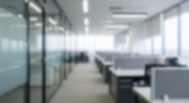 Modern Ofis Bulanık Açık Çalışma Alanı Cam Duvarlar ve Parlak ve Temiz.