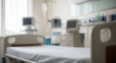 Steril Oda 'da Hastaya Hazır Hastane Yatağı Tıbbi Malzemeleri.