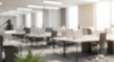 Sandalyeli masaları ve güneşli arka planı olan parlak modern ofis..