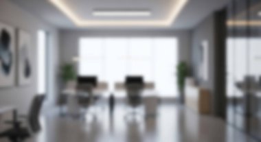 Modern Ofis İçi Parlak Doğal Işık Masalar, Bilgisayarlar ve Cam Duvarlar.