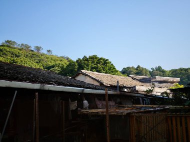 Köydeki eski ahşap ev.