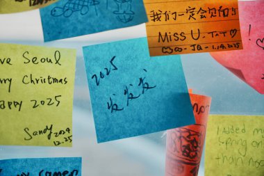 Güney Kore 'nin dört bir yanından turistlerin dilek dileyen renkli çıkartmalar.